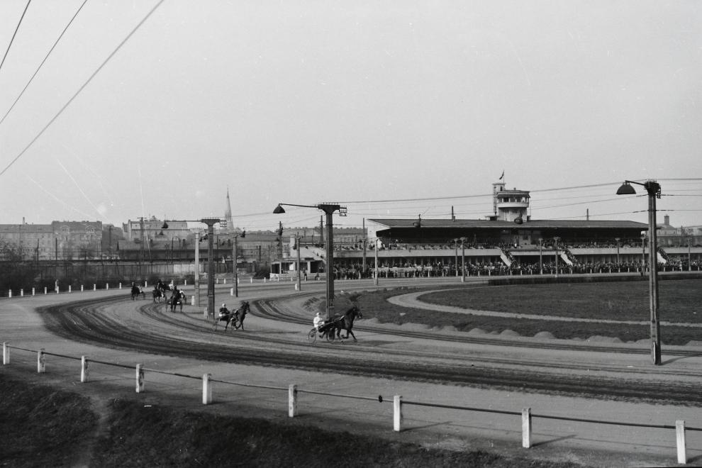 Fotó: Kotnyek Antal: Kerepesi úti Ügetőpálya, tattersalli kanyar, szemben az I. helyi tribün, 1958 © Fortepan