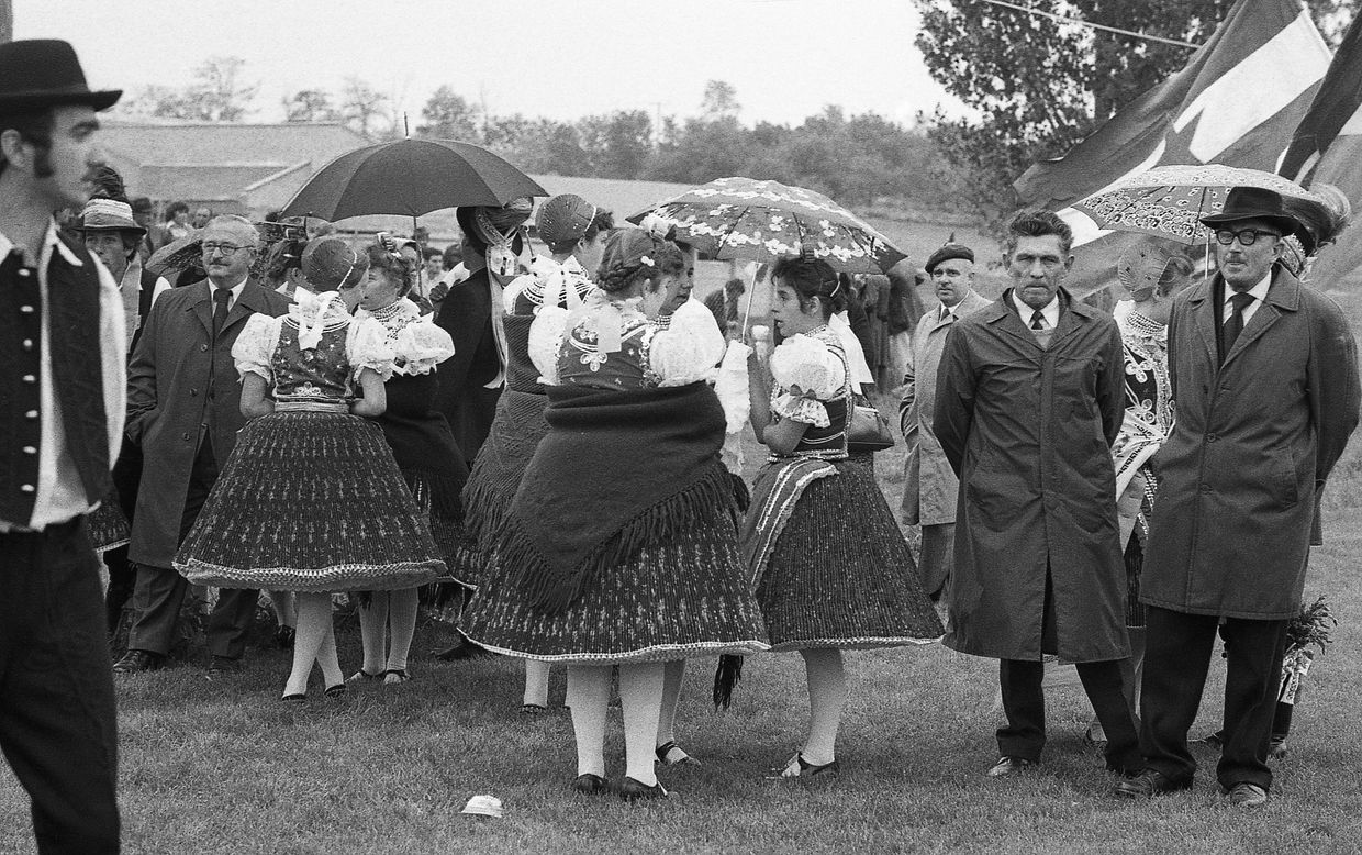 Fotó: Lazukics Anna: Megfigyelés alatt, Bácskossuthfalva, Vajdaság, Bácska, 1976