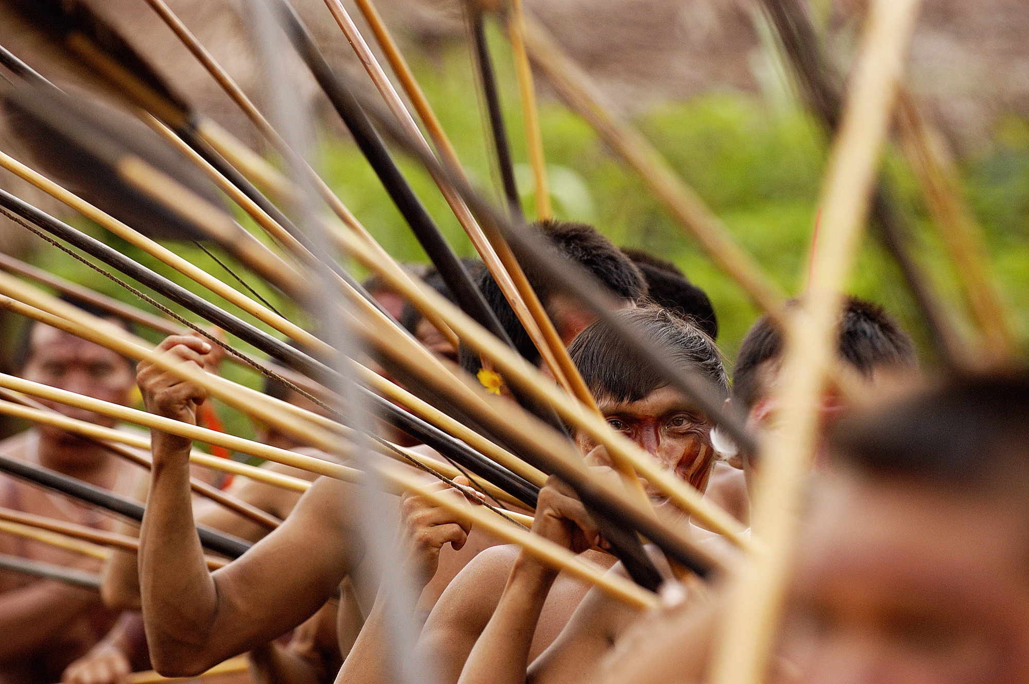 Fotó: Lóránt Attila: Yanomami harcosok felvonulása. Parima hegység – Venezuela és Brazília határán.