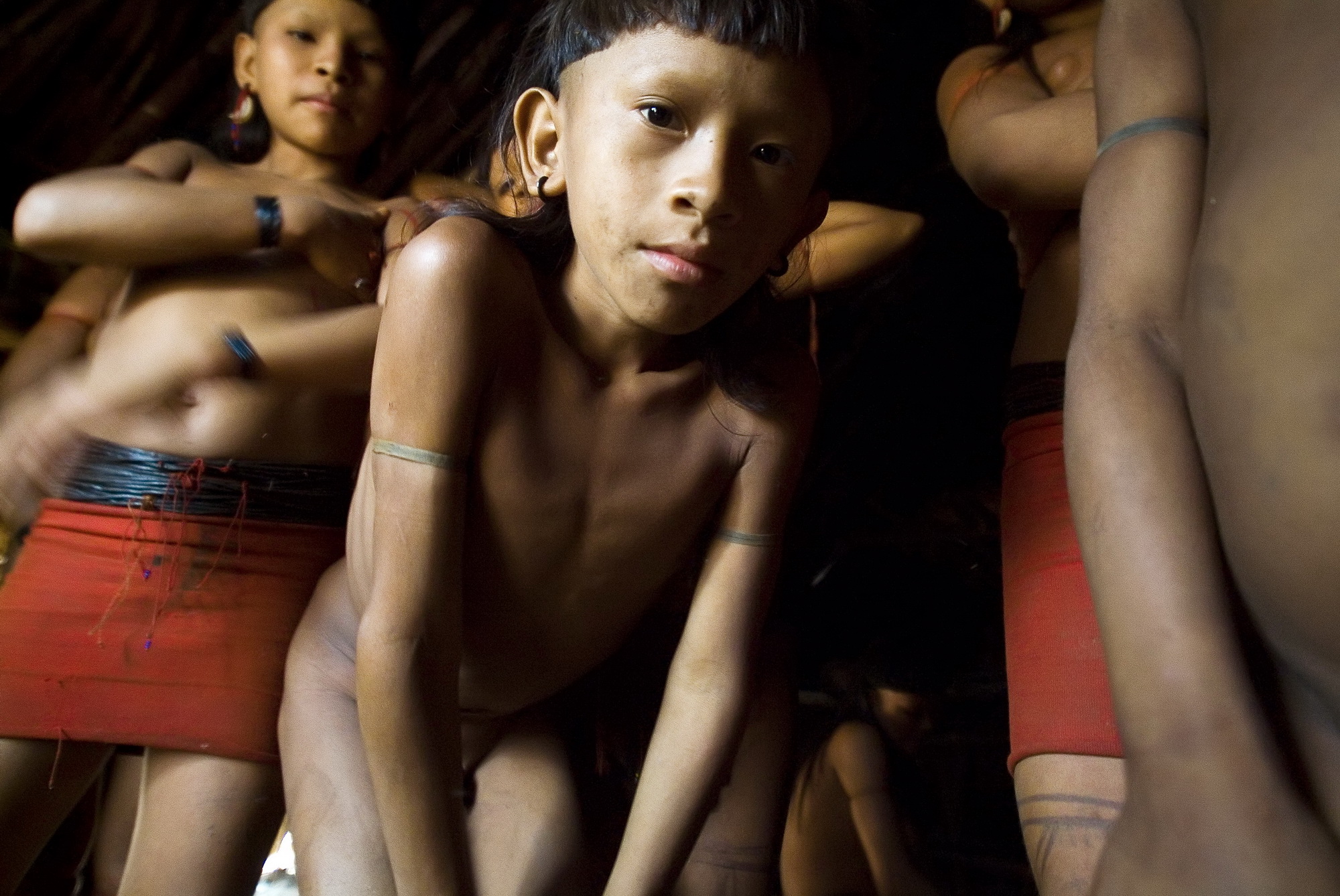 Fotó: Lóránt Attila: Enawene Nave gyerekek és asszonyok. Amazonas esőerdő – Brazília.