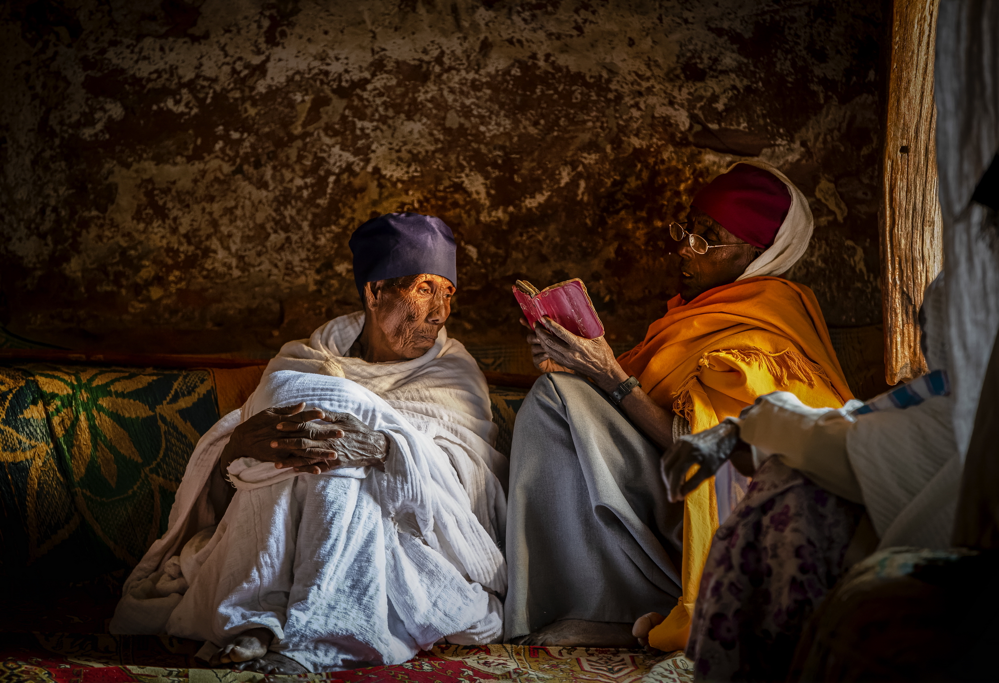 Fotó: Lóránt Attila: Ortodox asszonyok imádkoznak a templomban. Etiópia.