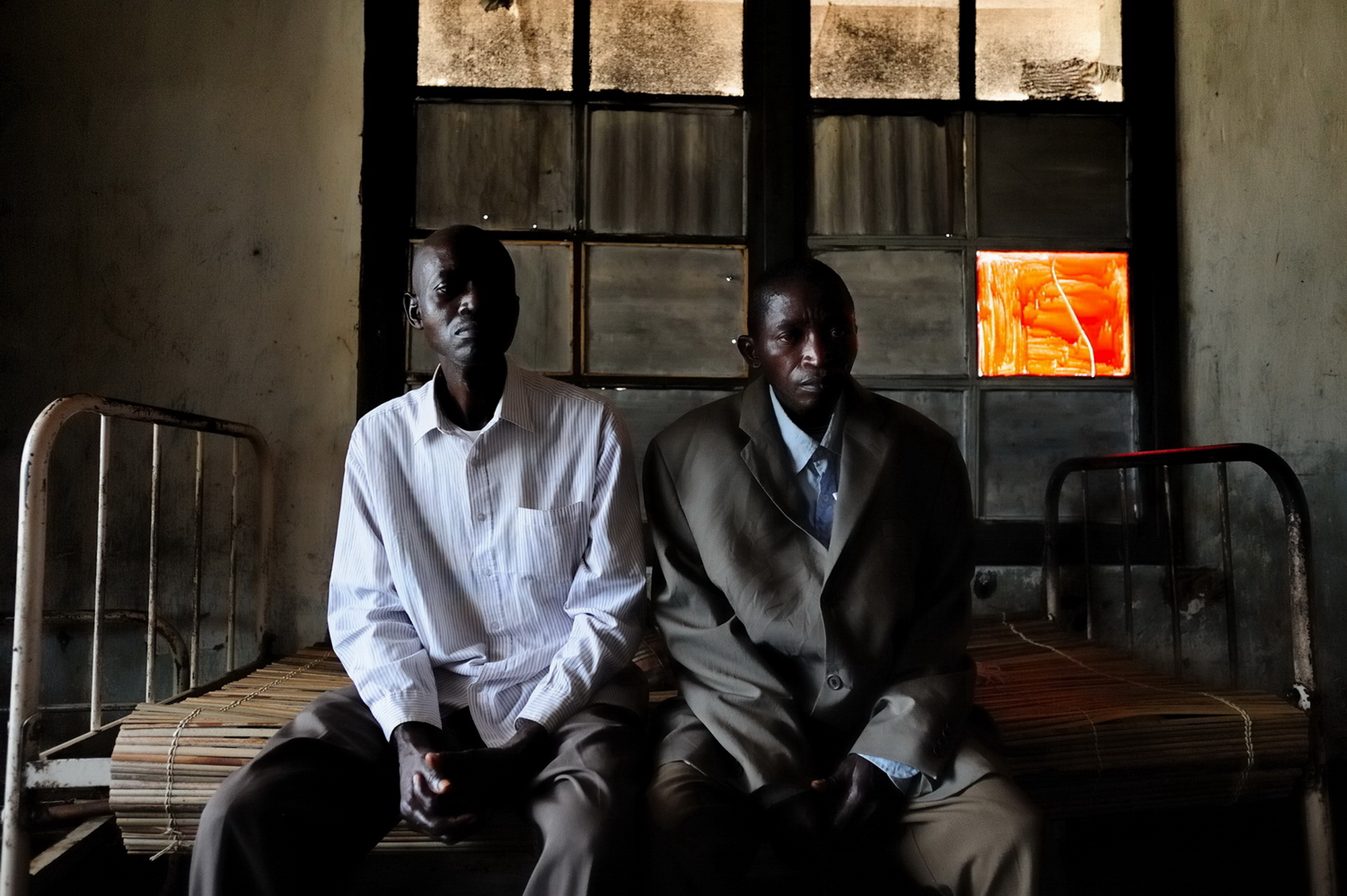 Fotó: Lóránt Attila: Sorukra várnak ezek a kongói férfiak az egyik kórházban.