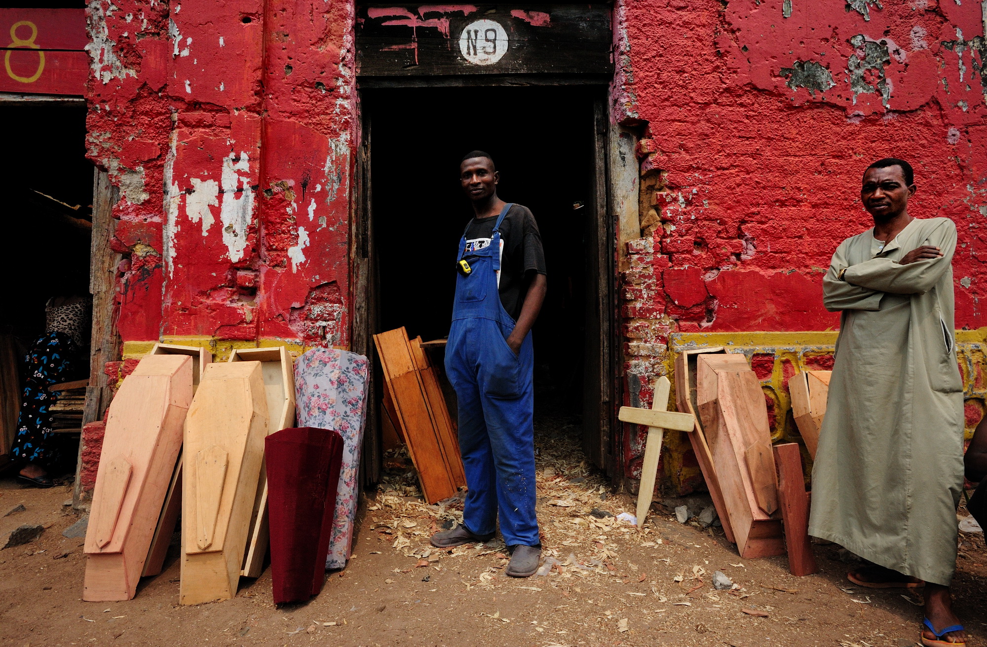Fotó: Lóránt Attila: A gyermekkoporsó kereskedő cseretárgyként egy ingyen koporsót ajánlott a családomnak. Kongó.