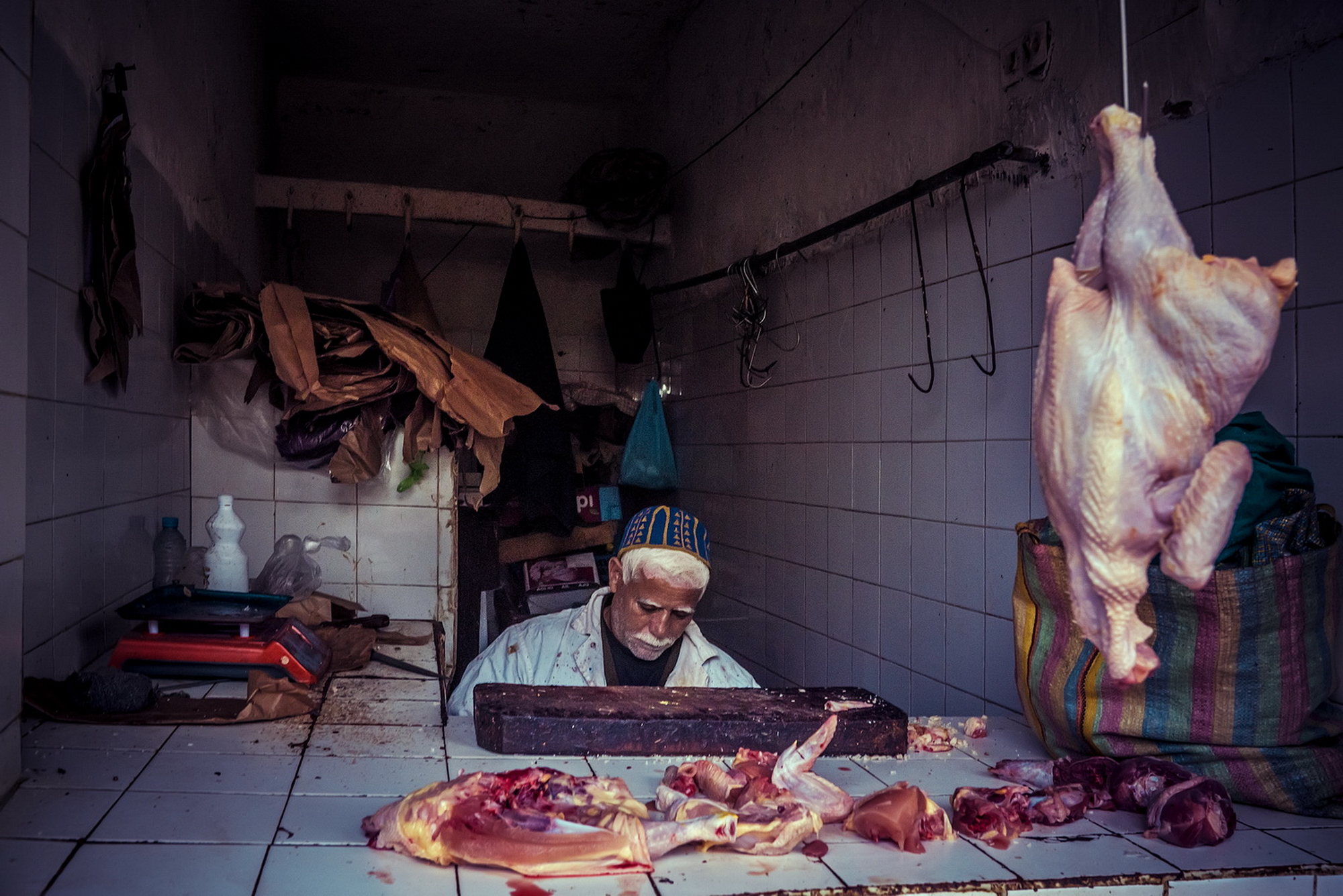 Fotó: Lóránt Attila: Egy álmos délután bealudt albínó bácsi a piacon. Marokkó.