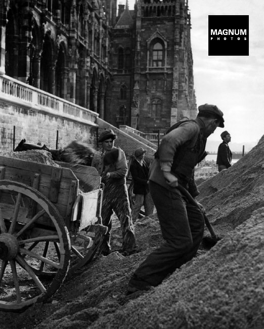 Fotó: David Seymour: Budapest, Munkások a Parlament előtt, 1948 © David Seymour/Magnum Photos