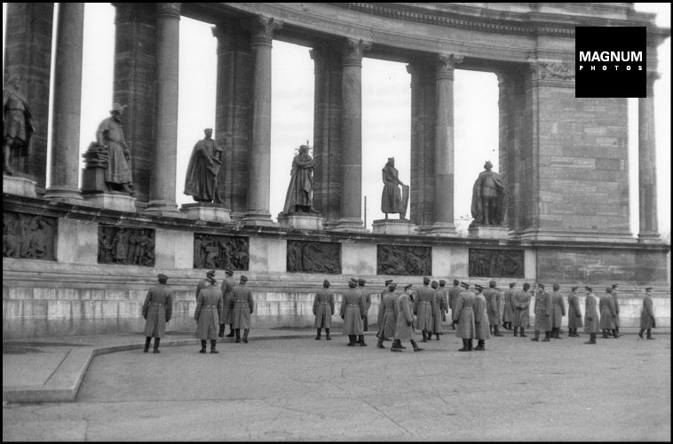 Fotó: Henri Cartier-Bresson: Budapest, Hősök tere, 1964 © Henri Cartier-Bresson//Magnum Photos