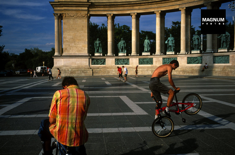 Fotó: Stuart Franklin: Budapest. Hősök tere. 2002 © Stuart Franklin/Magnum Photos<br />