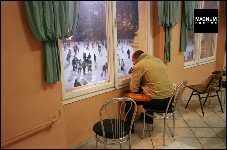 Fotó: Patrick Zachmann: Budapest. Műjégpálya, 2004. november © Patrick Zachmann/Magnum Photos