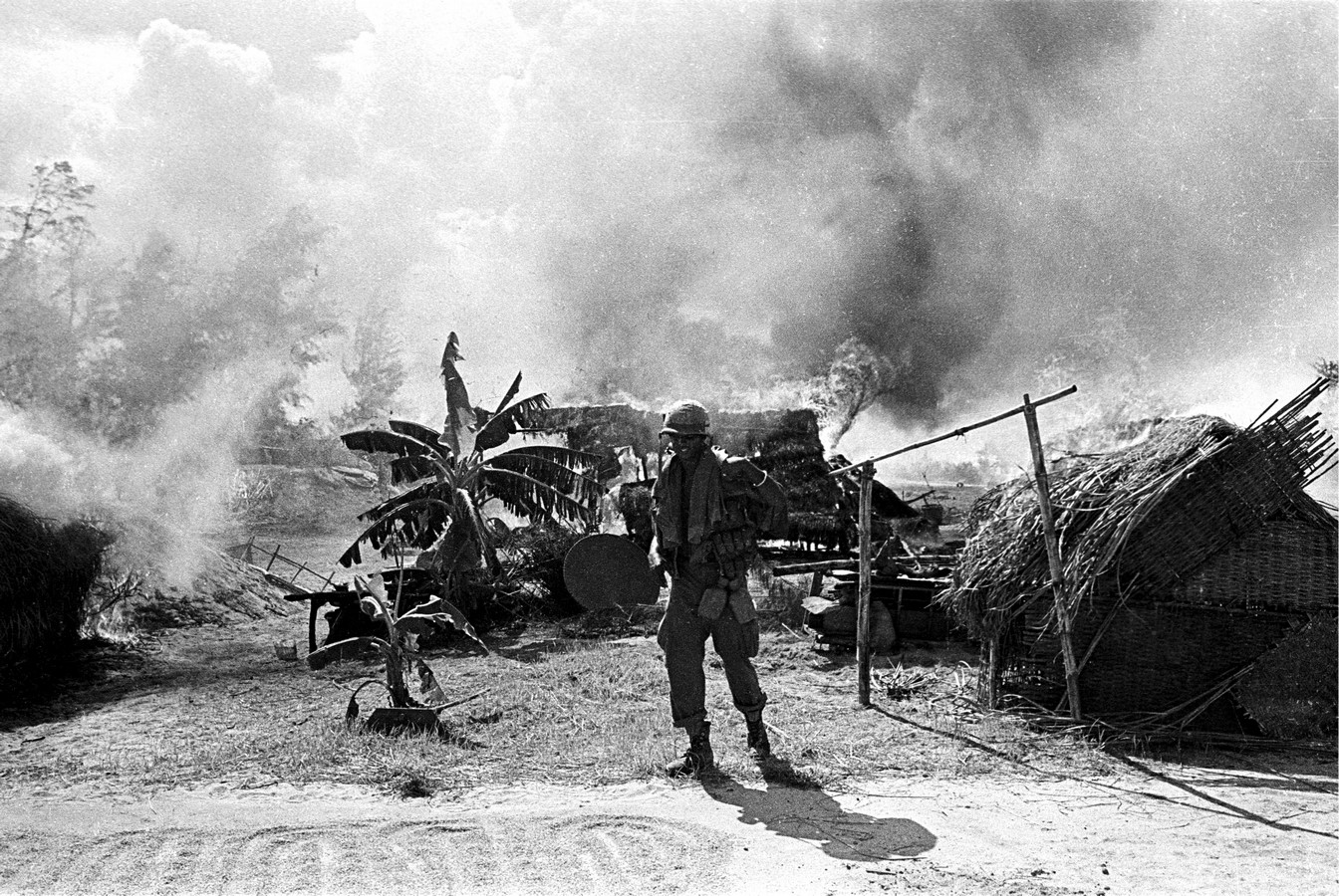Fotó: Kondor László: Falu felégetése, Quang Tin tartomány, 1970