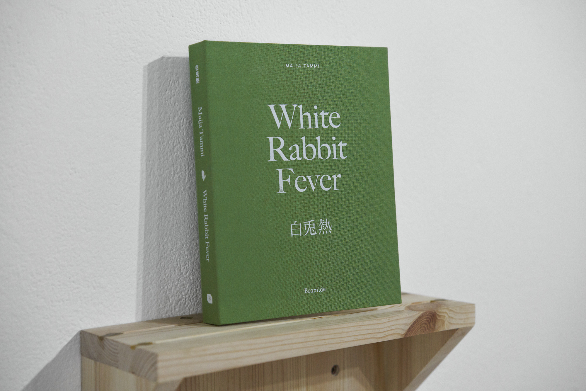 Maija Tammi: White Rabbit Fever<br />Megvásárolható a Mai Manó Könyvesboltban<br />Fotó: Kiss Imre