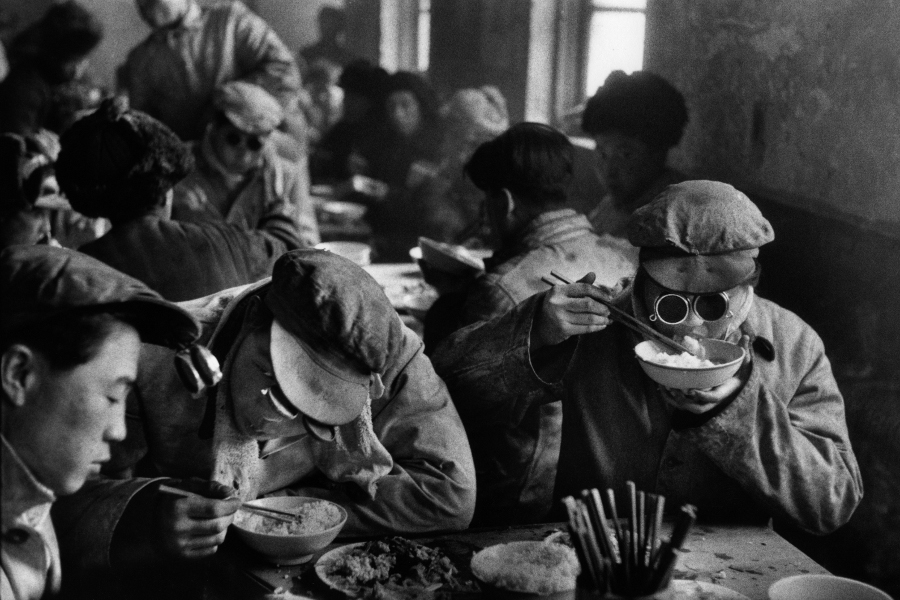 Üzemi étkezde, Kína, 1957.jpg