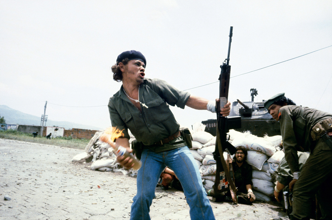 Susan Meiselas (b. 1948, Baltimore)<br />Sandinistes aux portes du quartier général de la Garde nationale à Esteli : “L’homme au cocktail Molotov”, Nicaragua<br />16 juillet 1979<br />© Susan Meiselas/ Magnum Photos