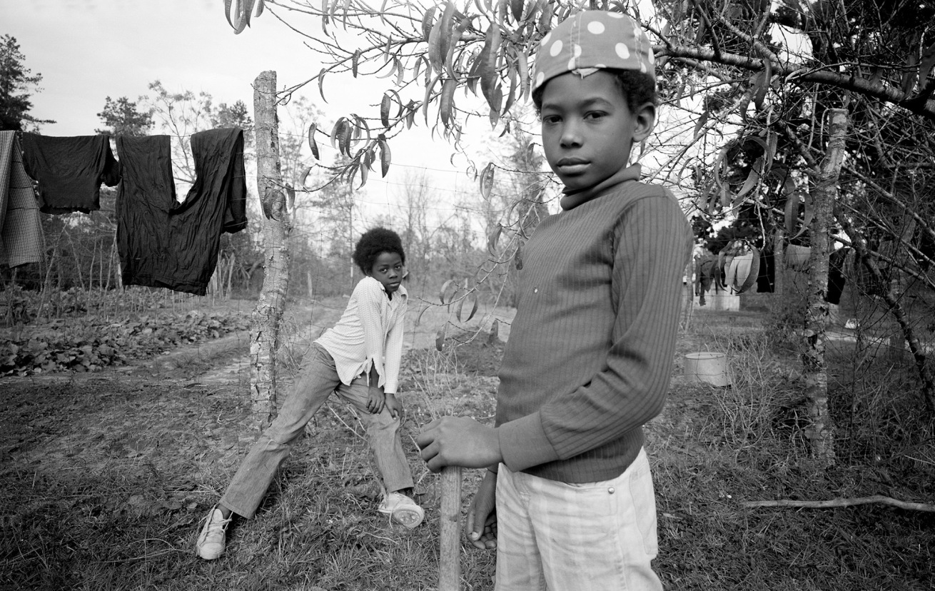 Susan Meiselas (b. 1948, Baltimore)<br />Mississippi<br />1974<br />Série Porch Portraits, 1974<br />© Susan Meiselas/Magnum Photos