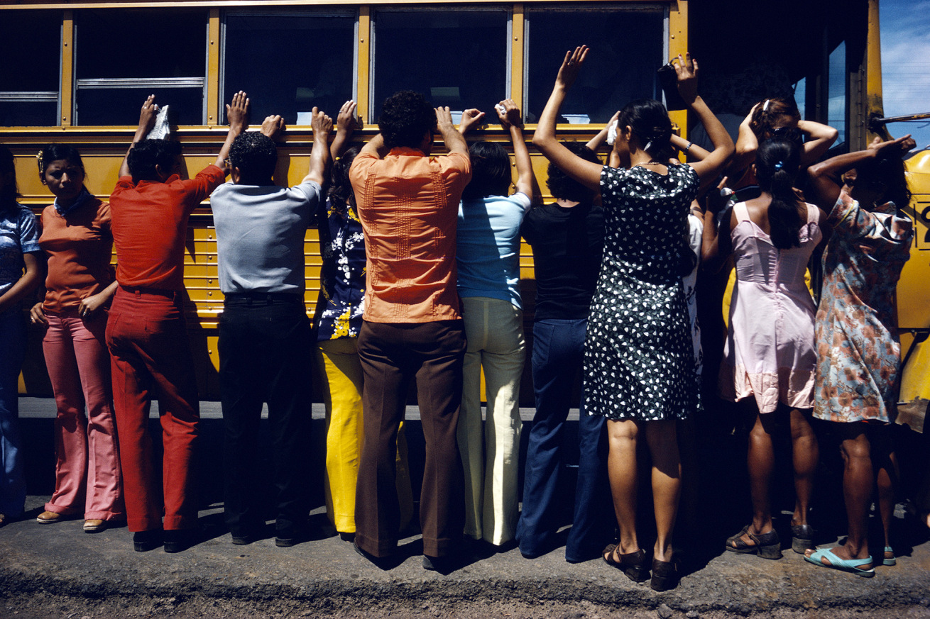 Susan Meiselas (b. 1948, Baltimore)<br />Fouille de toutes les personnes voyageant en voiture, en camion, en bus ou à pied, Ciudad Sandino, Nicaragua<br />1978<br />© Susan Meiselas/Magnum Photos