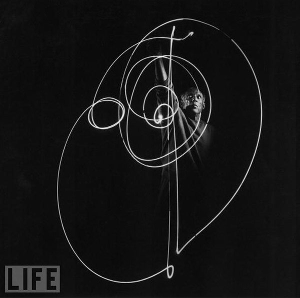 gjon-mili-pablo-picasso-light-paintings-flashlight-circles.jpg