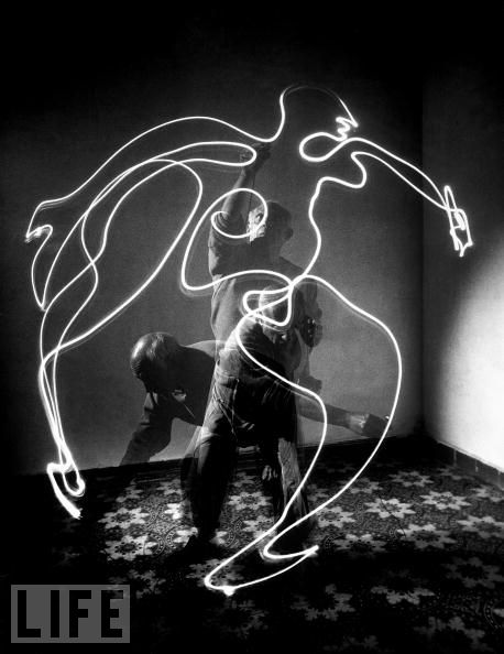 gjon-mili-pablo-picasso-light-paintings-multiple-flash-running-man.jpg