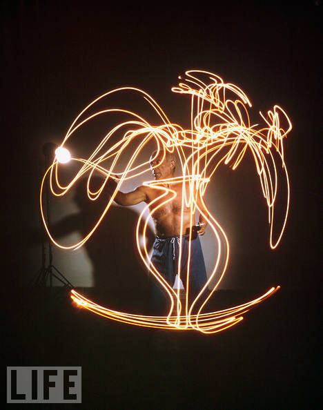 gjon-mili-pablo-picasso-light-paintings-vase-of-flowers-color.jpg