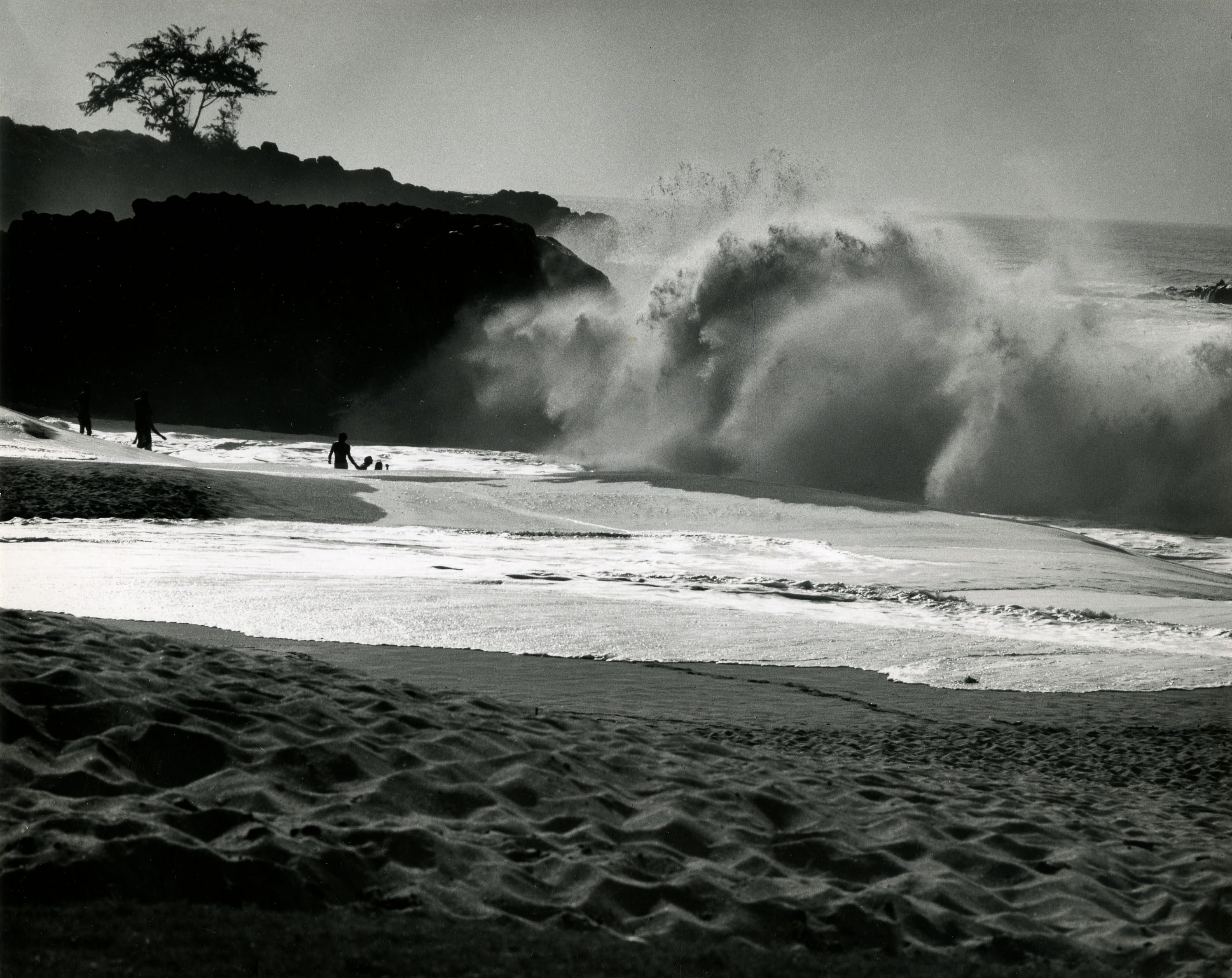 Fotó: Haár Ferenc: Haragszik a tenger, (Hawaii), 1960 © Magyar Fotográfiai Múzeum