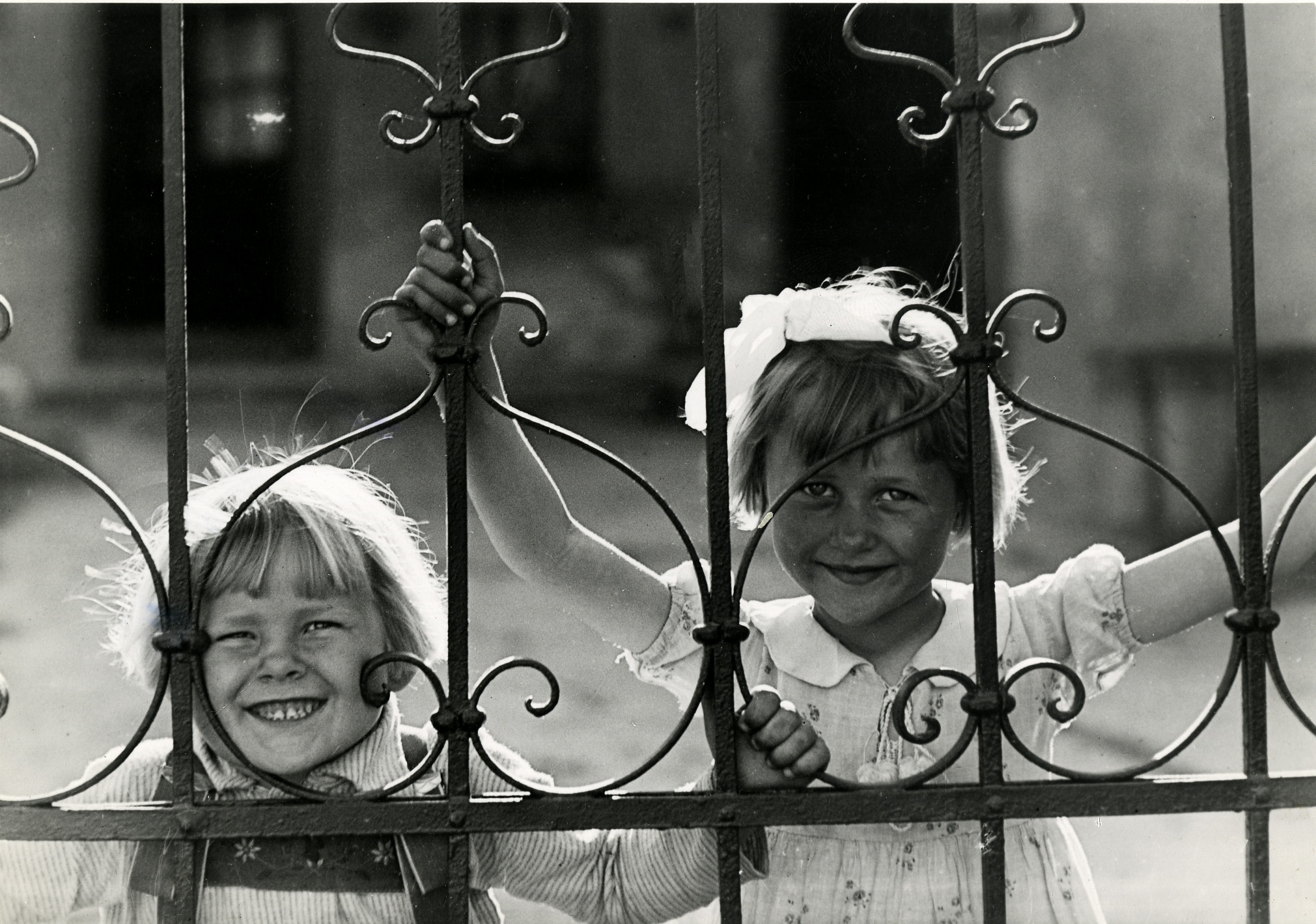 Fotó: Haller F.G.: Kislányok kerítésrács mögött, 1935 k. © Magyar Fotográfiai Múzeum