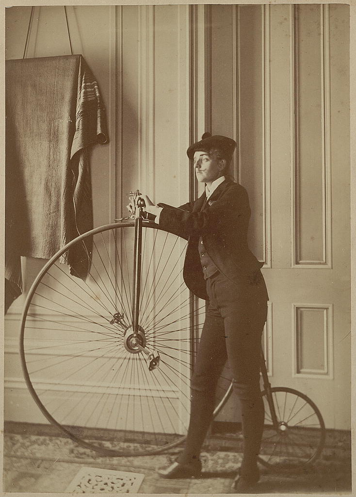 Self_portrait_by_the_American_photographer_Frances_Benjamin_Johnston.jpg