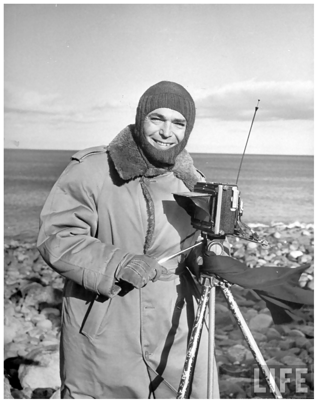 photographer-life-eliot-elisofon-on-assignment-dealing-with-atlantic-coastline-1946.jpeg