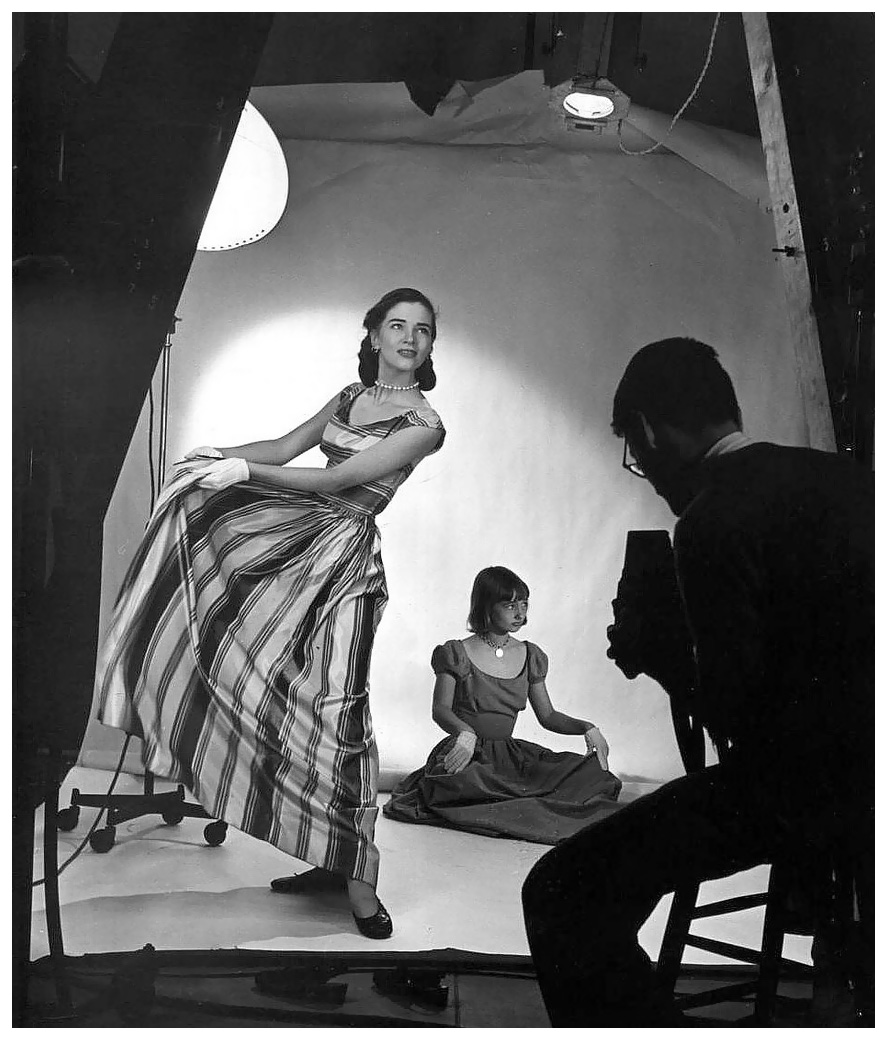 richard-avedon-photographing-two-models-in-a-studio-photo-by-nina-leen-ca-1950.jpg