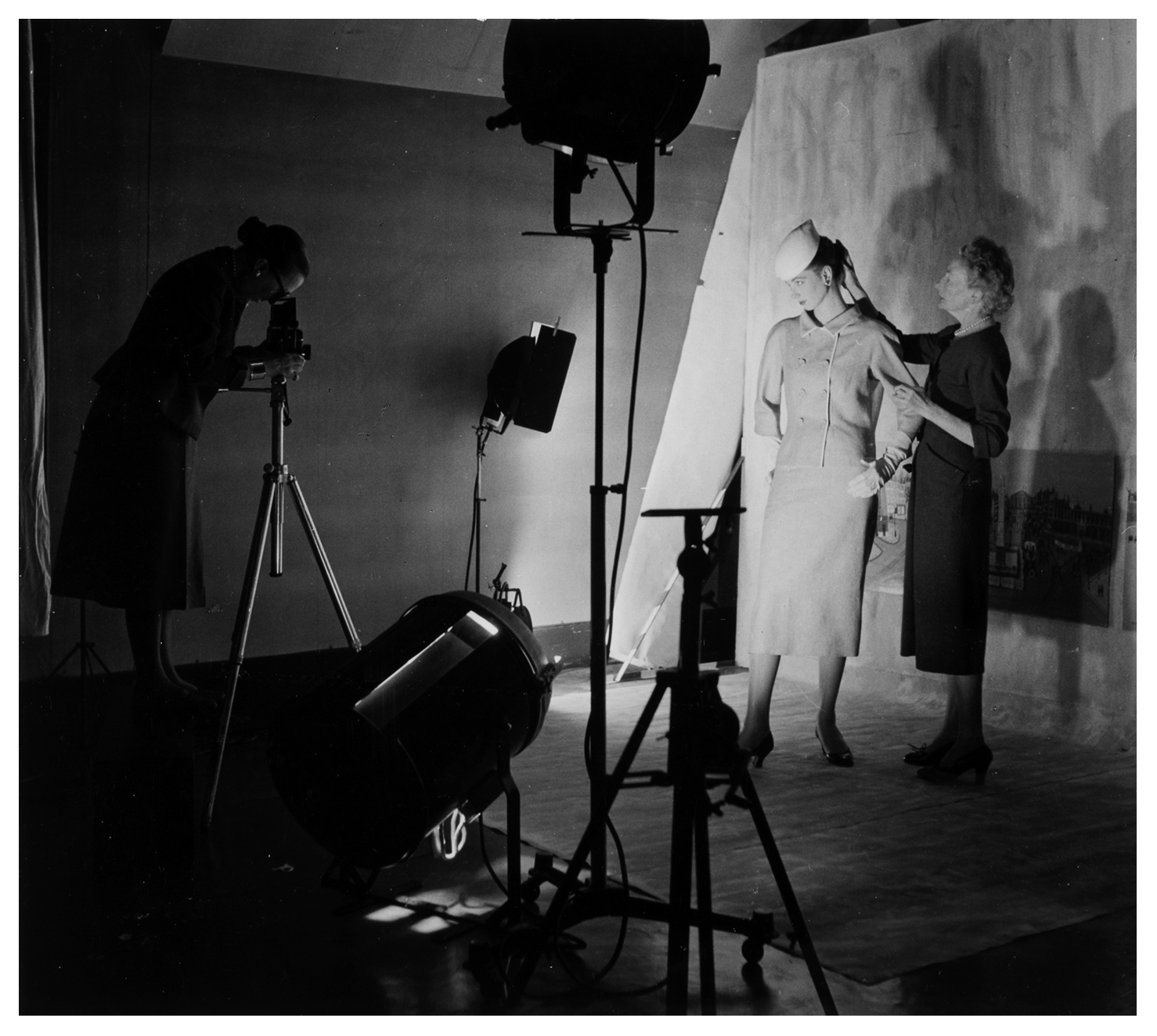 robert-doisneau-working-on-fashion-shoot-with-photographer-louise-dahl-wolfe-and-model-suzy-parker-1953-copy.jpg