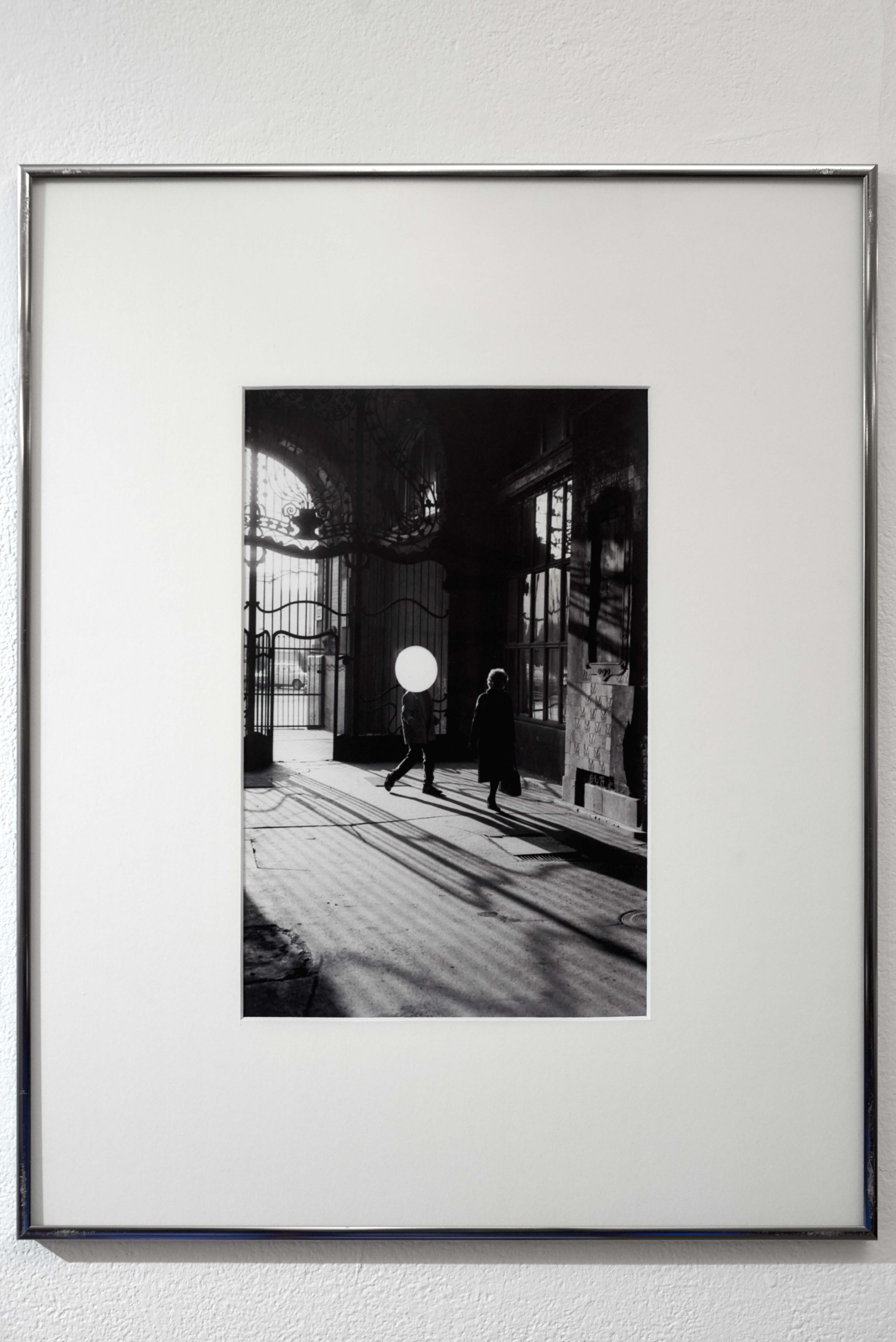 Bruno Bourel: Férfi léggömbbel, Budapest, 1991. / Man with balloon, Budapest, 1991. <br />Fotó: Kiss Imre