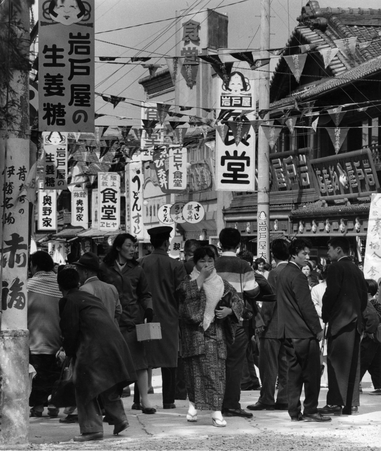 Fotó: Paul Almásy: Tokiói utcasarok, Japán, 1960 körül, 35,6 x 30 cm, zselatinos ezüst, Magyar Fotográfiai Múzeum