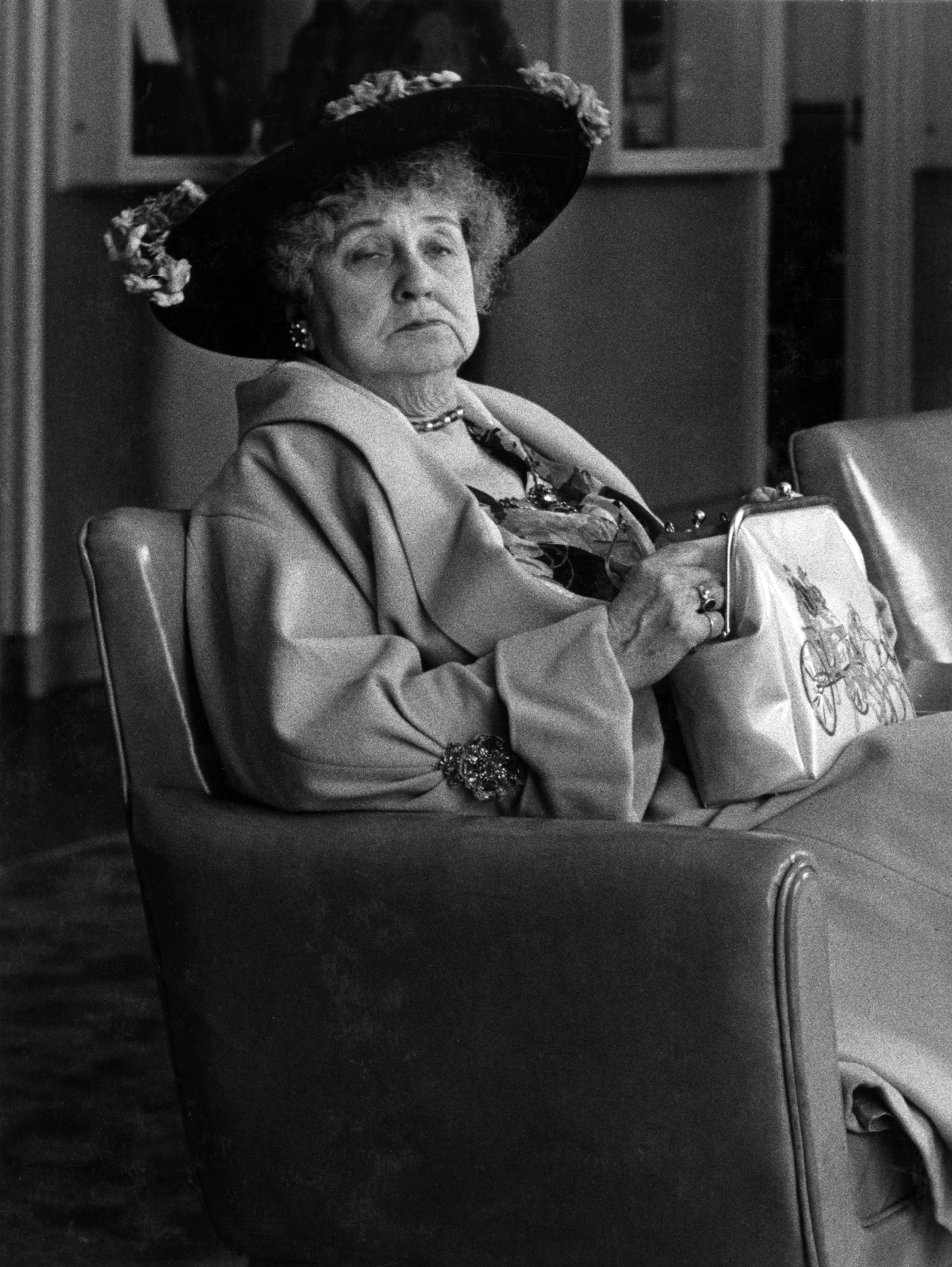 Fotó: Paul Almásy: Idős hölgy a Hilton halljában, 1958, 39,2 x 29,8 cm, zselatinos ezüst, Magyar Fotográfiai Múzeum