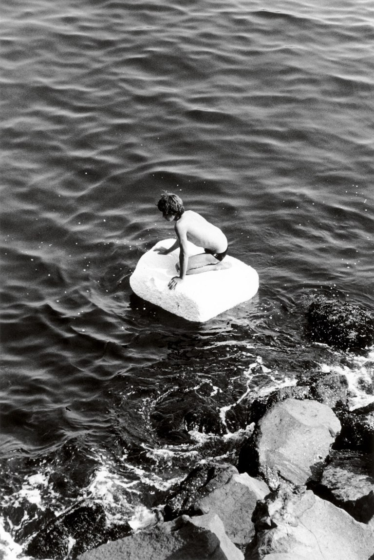 Fotó: Peter Hujar: Boy on Raft, 1978 © Peter Hujar Archive / Fraenkel Gallery