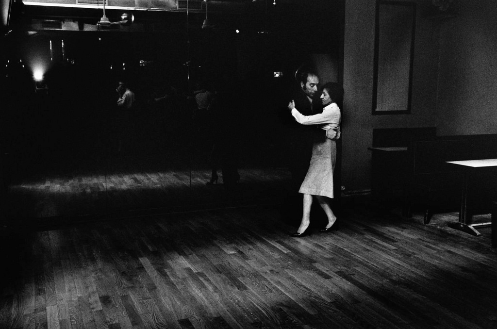 Fotó: Peter Turnley: Le Tango, rue au Maire, 1975 © Peter Turnley