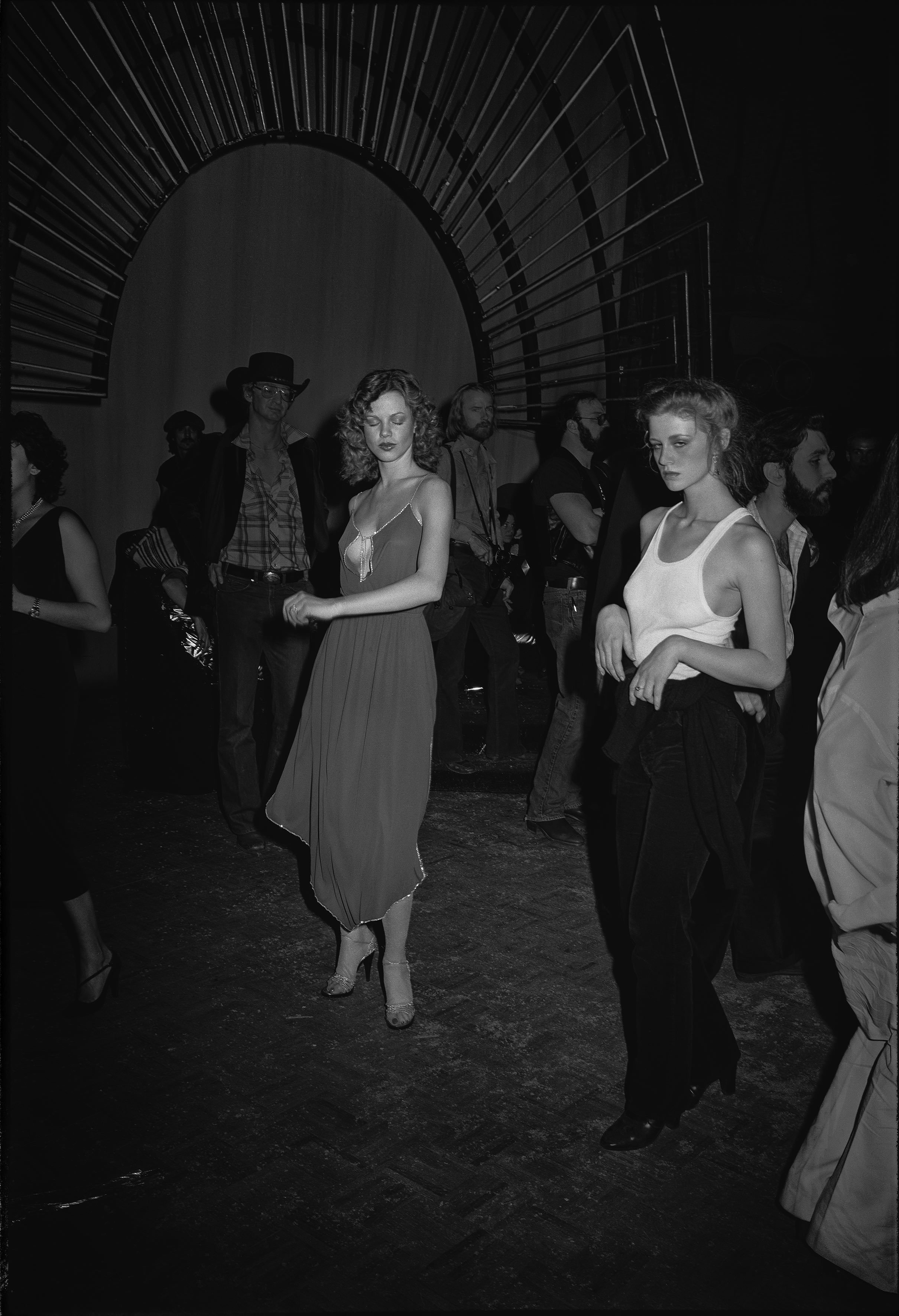 Fotó: Tod Papageorge: Studio 54, New York, 1978-80. Colección Per Amor a l’Art © Tod Papageorge / VEGAP, València, 2021