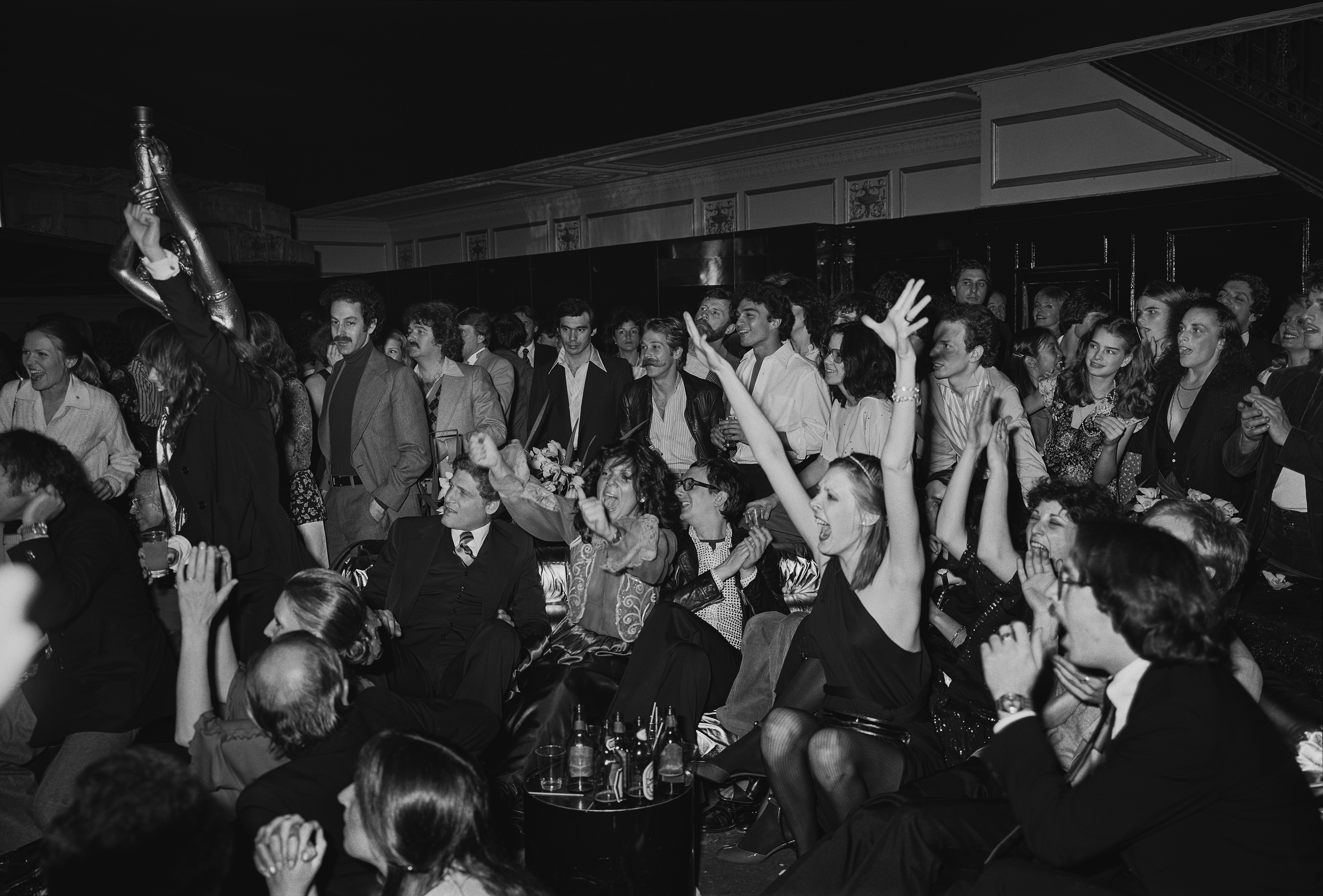 Fotó: Tod Papageorge: Studio 54, New York, 1978-80. Colección Per Amor a l’Art © Tod Papageorge / VEGAP, València, 2021