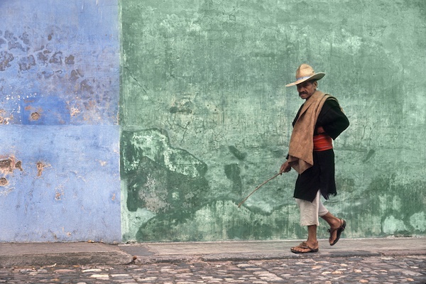 Fotó: Fred Herzog: Sétáló férfi, Antigua, 1964 © Equinox Gallery