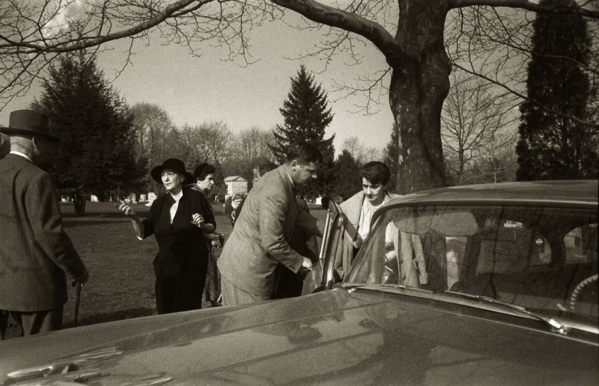 Fotó: Ralph Morse: Albert Einstein temetése utáni pillanatok, New Jersey, 1955 © Ralph Morse/Time & Life Pictures/Getty Images