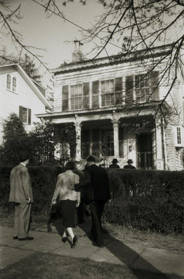 Fotó: Ralph Morse: Einstein családtagjai és rokonai megérkeznek Einstein házához, Princeton, New Jersey, 1955 © Ralph Morse/Time & Life Pictures/Getty Images