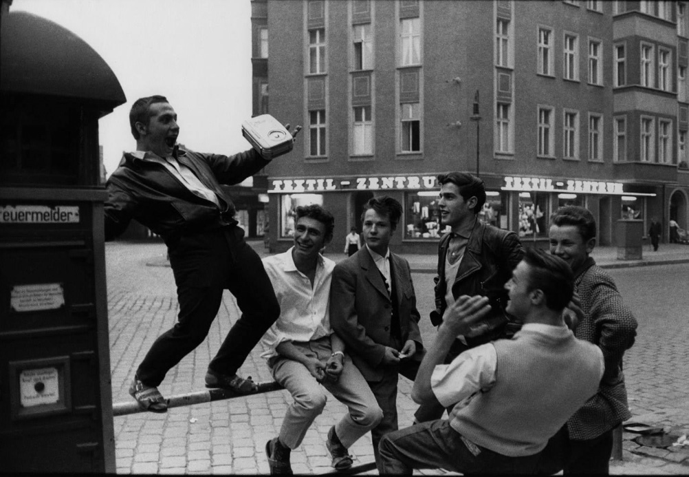 Fotó: Robert Lebeck: Elvis Presley rajongók Kelet -Berlinben, 1960 © Robert Lebeck