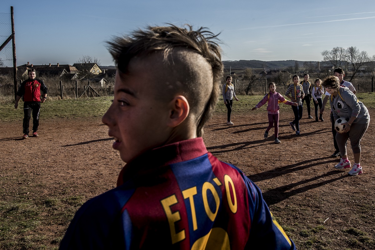 Sport sorozat 1. díj<br /><br />Hajdú D. András: Egy krumpliszállító furgonban vittem őket az első meccsre<br /><br />Egy fillért nem kapott ezért, sőt, magát verte adósságba. Mostanra ugyan már nem teljesen ráfizetéses a csapat, de a mezeket még így is a felesége mossa minden hétfőn.