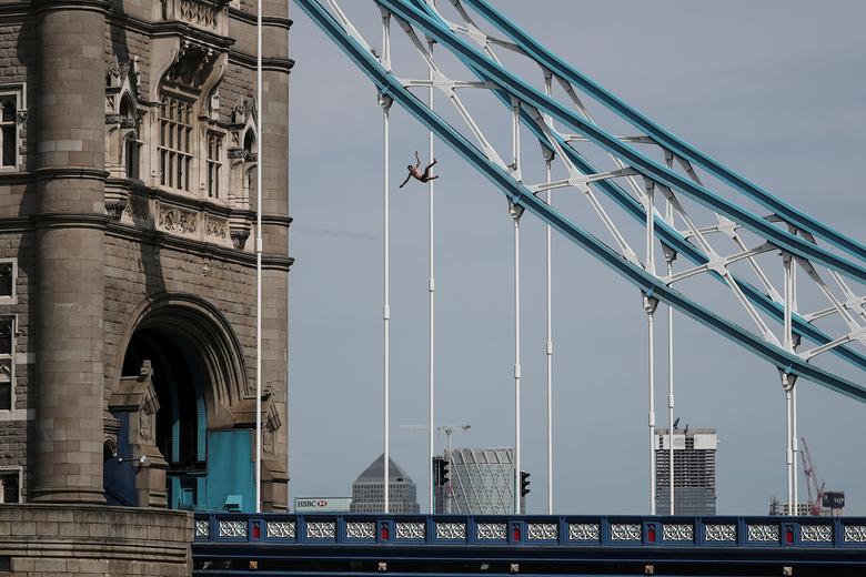 Fotó: Alkis Konstantinidis: Egy férfi ugrik le Londonban a Tower Bridge-ről, 2019. június 1. © Reuters/Alkis Konstantinidis