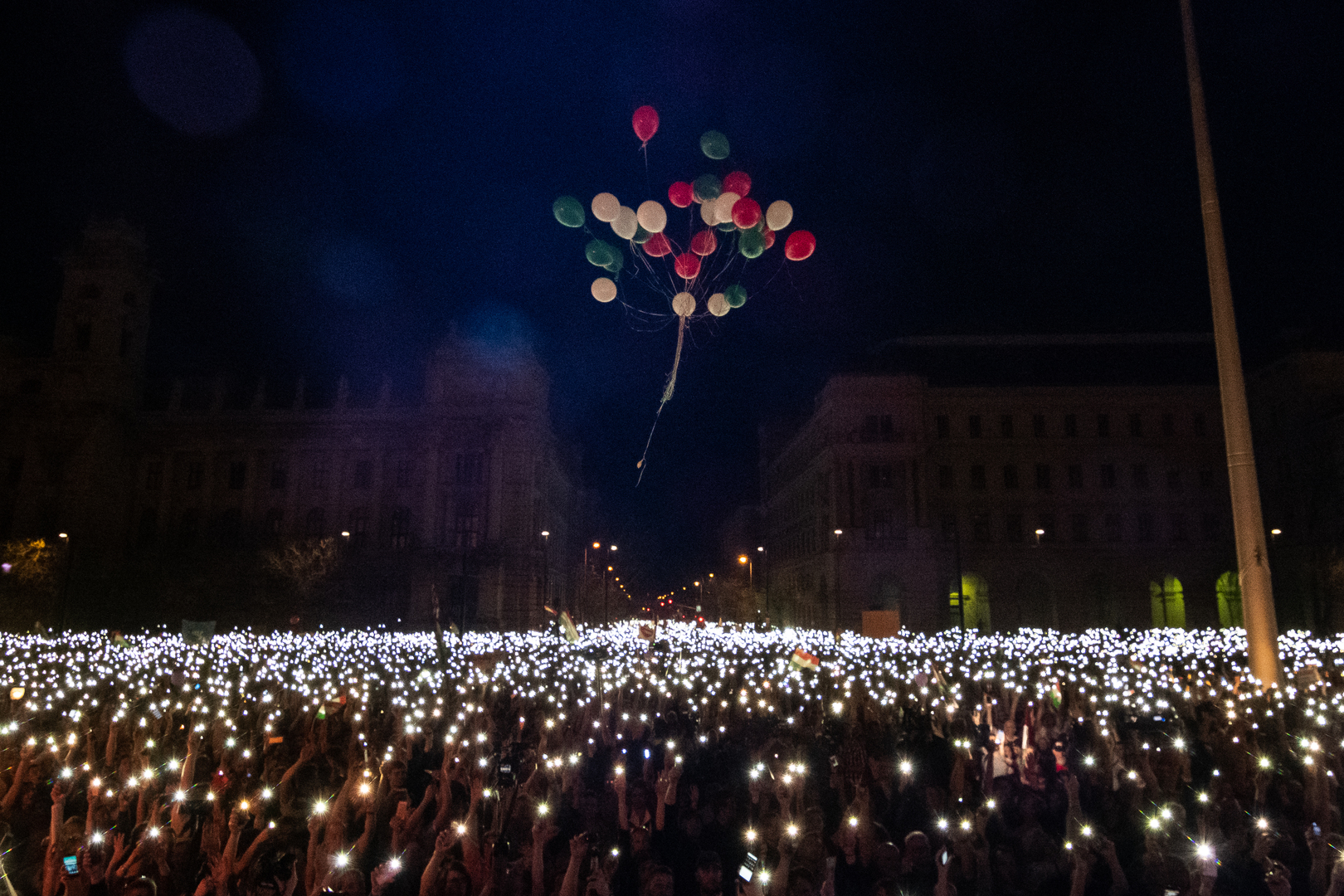 Hír-, eseményfotó<br />1. díj: Mónus Márton (MTI/MTVA): Lufi<br /><br />Fotó: Az ellenzéki pártok részvételével tartott demonstráció Budapesten, a Kossuth téren 2018. április 14-én.