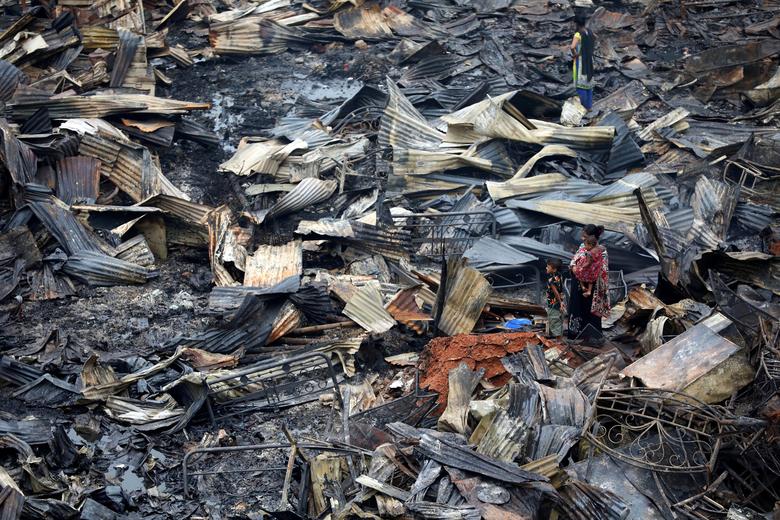 Fotó: Mohammad Ponir Hossain: A nyomornegyedek lakói Dhakában, a bangladesi tűz után összegyűlnek menedékeik közelében. 2019. augusztus 17. © Reuters/Mohammad Ponir Hossain