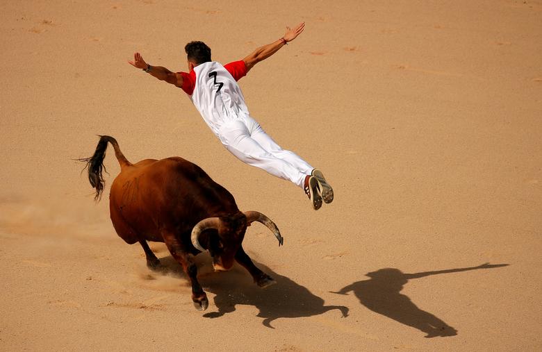 Fotó: Jon Nazca: Bikaviadal-verseny a San Fermin fesztiválon, Spanyolország, Pamplona, 2019. július 13. © Reuters/Jon Nazca