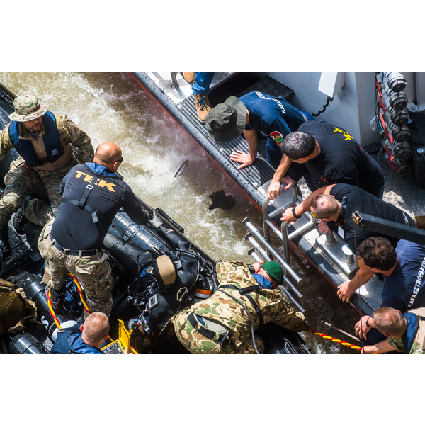 Hír-, eseményfotó<br />Zoltan Balogh: Diver in danger