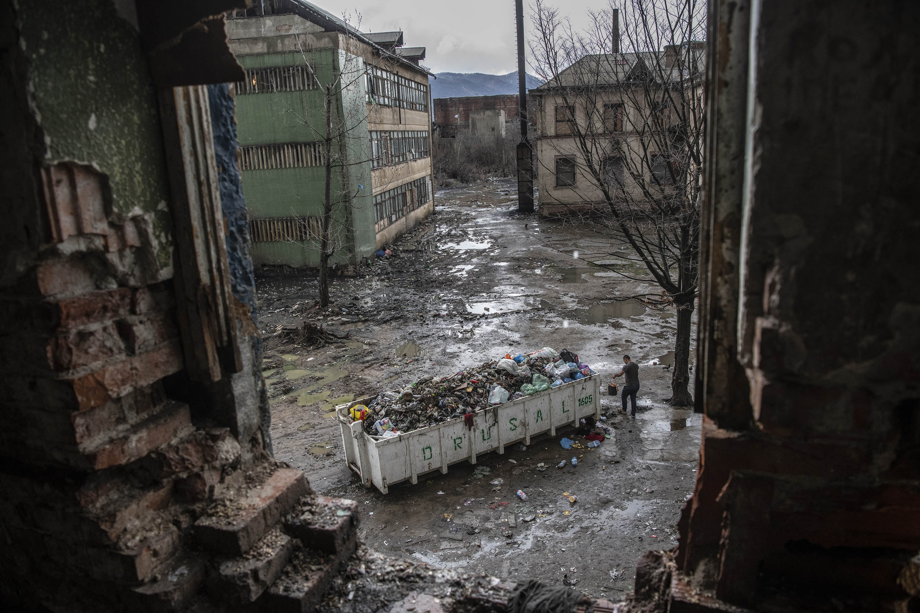 Kilátás a volt vegyi gyár egyik tokostól kibontott ablakából, Cuprom, Nagybánya, 2019<br /><br />Fotó: Hajdú D. András / Magyar Sajtófotó Pályázat