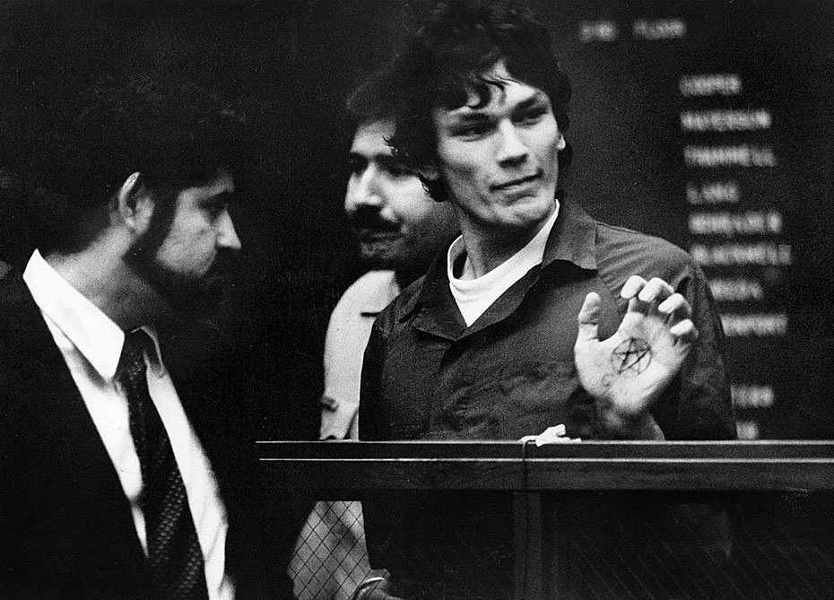 Fotó: Richard Ramirez, a Night Stalker néven elhíresült bűnöző egy Los Angeles-i tárgyalóteremben a tenyerébe rajzolt pentagramot mutatja. Ramirezet szexuális zaklatások és gyilkosságok miatt vádolták, amelyek 1985-ben félelemben tartották a Los Angeles-i lakosságot. 1985. október 24. © UCLA Library/Los Angeles Times