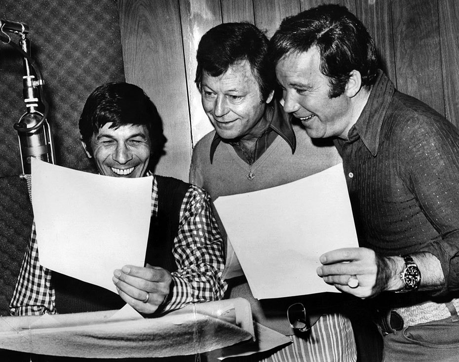 Fotó: Leonard Nimoy (Spock), DeForest Kelley (Dr. Leonard “Bones” McCoy) and William Shatner (Capt. James T. Kirk) a Star Trek sorozat szereplői a Star Trek: The Animated Series hanganyagának rögzítésén, 1973. április 24. © UCLA Library/Los Angeles Times