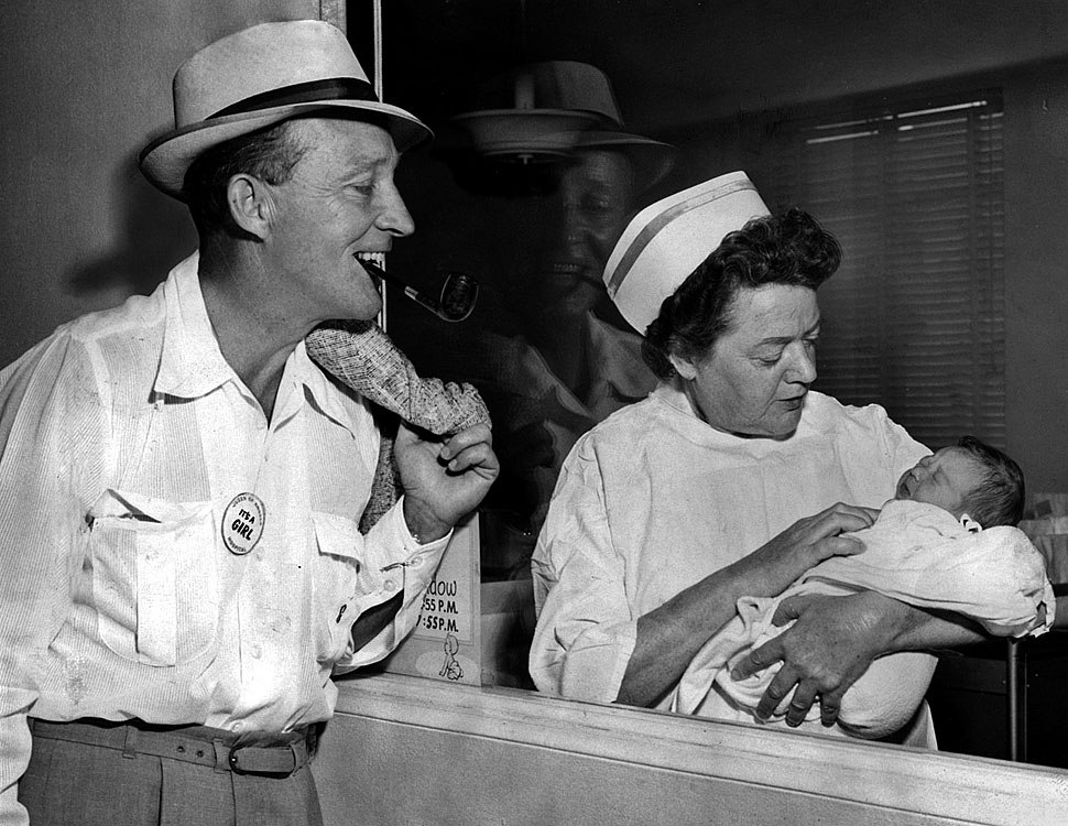 Fotó: Bing Crosby újszülött kislányával (és egy nővérrel), Queen of Angels Hospital, Los Angeles. 1959. szeptember 15. © UCLA Library/Los Angeles Times