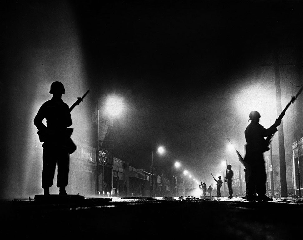 Fotó: A Nemzeti Gárda ellenőrzi a kijárási tilalom betartását a sorozatos zavargásokat követően, Charcoal Alley, Watts, 1965. augusztus 13. © UCLA Library/Los Angeles Times