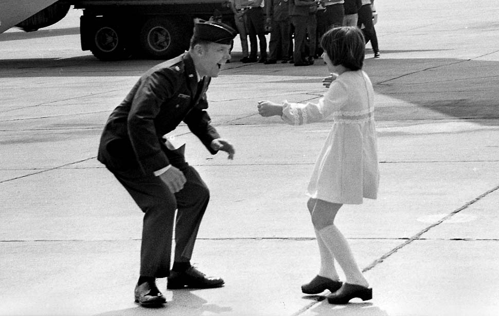 Fotó: Jay C. Hess a March Air Force Bázison találkozik kilenc éves kislányával, Heidi Hesszel, miután öt évig háborús fogolyként raboskodott Vietnámban. 1973. március 17. © UCLA Library/Los Angeles Times